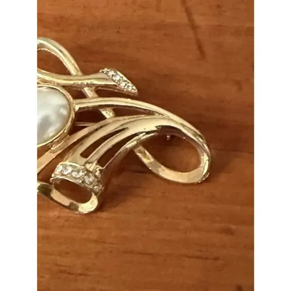 Vintage Gold Tone Faux Pearl Rhinestone Swirl Brooch Elegant Modernist Spray Pin - Picture 4 of 7